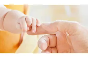 爸妈争论问题6个月宝宝急得说话：我没吃 夫妻两人瞬间被逗笑