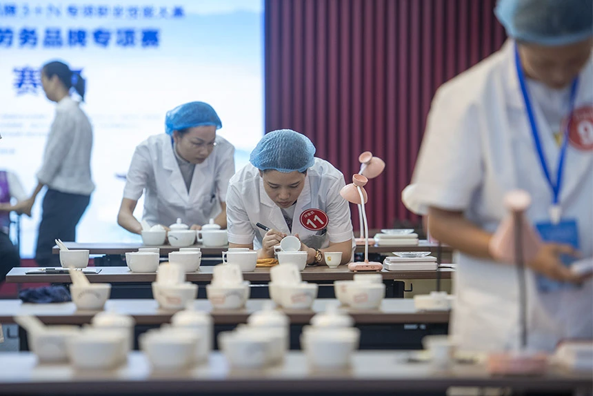 参赛选手正在参加评茶员实操技能比武。何华文摄