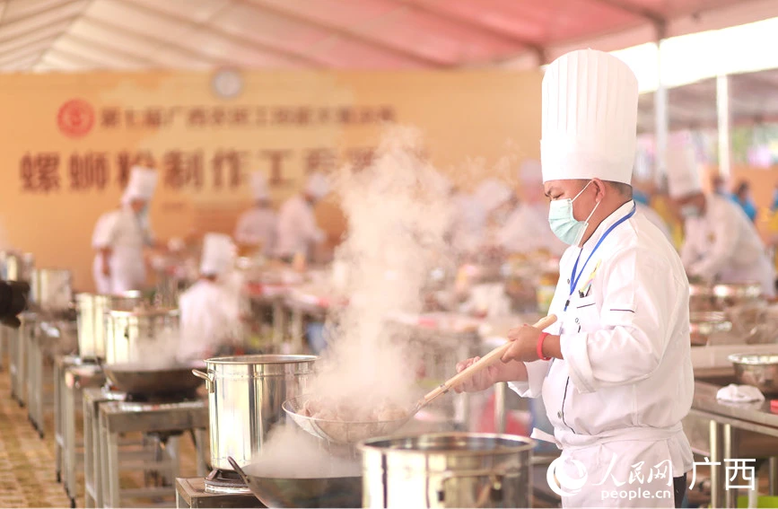 螺蛳粉制作工比赛现场。人民网记者 吴明江摄