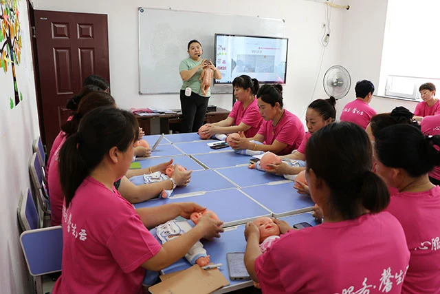 母婴护理（月嫂）培训班实操课现场。包乌兰摄