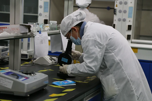 广药王老吉(毕节)产业有限公司工作人员正在检验2