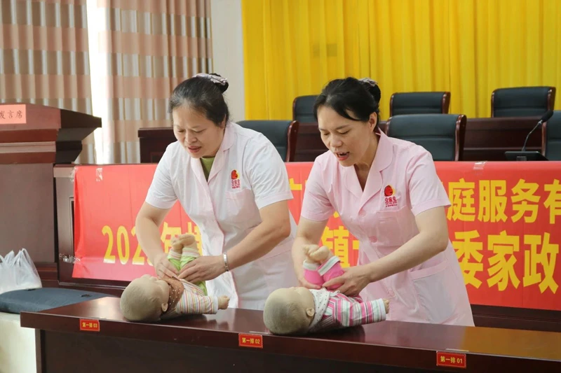 横州市妇联开展家政培训“大篷车”进村（社区）活动。横州市融媒体中心供图