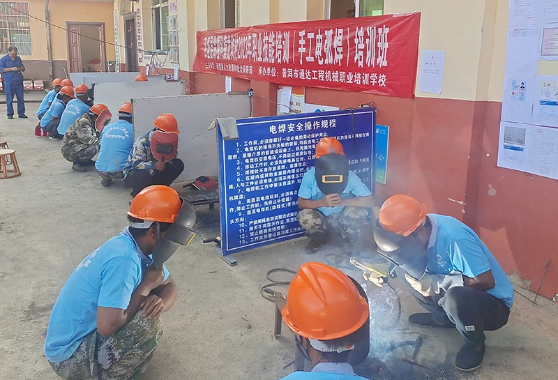 手工电弧焊培训“焊”出新的增收月路。艾嘎摄