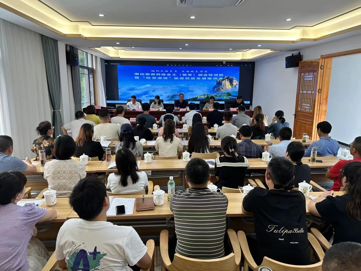 座谈会现场。潜山市人社局供图