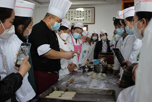 培训老师正在讲解酥烧饼制作方法。