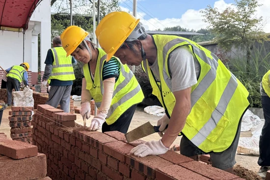 培训班学员在砌筑实际操作。甘思源摄