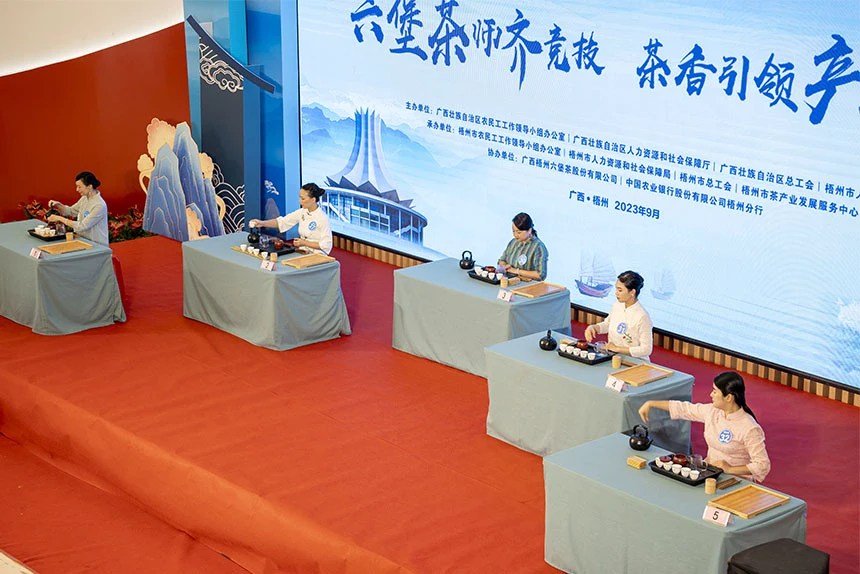 参赛选手正在参加茶艺师实操技能比拼。何杰摄