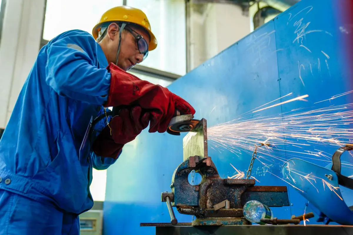 比赛现场，参赛选手们专心比赛。陈磊摄