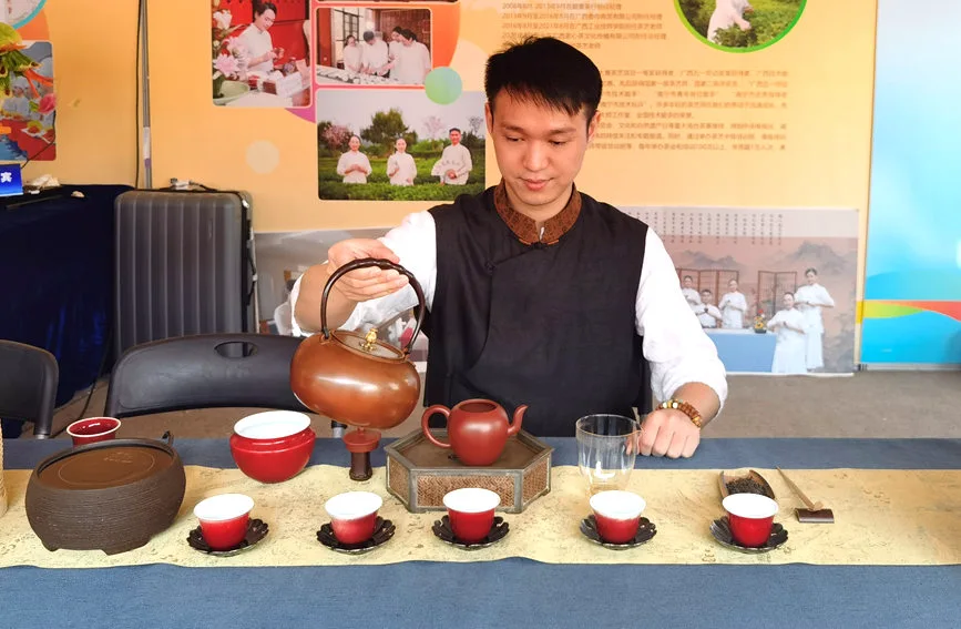 现场展示茶艺。陈丽媛摄
