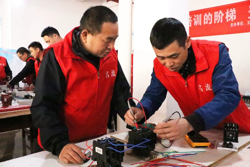 学员们正在进行实操。