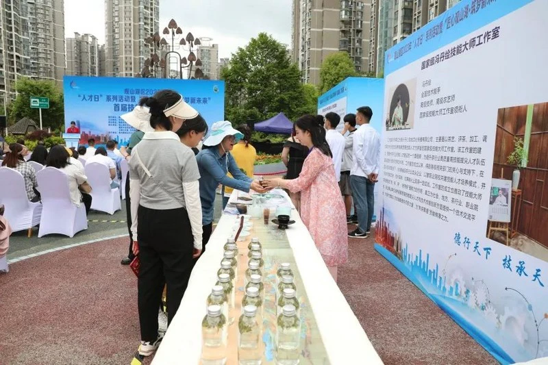 3 参加活动的观众在展区前参观.jpg