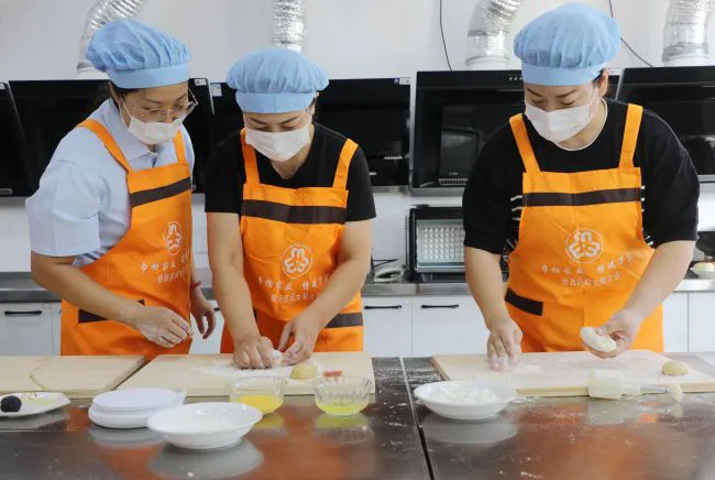 桥西区沐瑾家政妇女微家的培训讲师正在指导学员制作月饼。 张文静摄