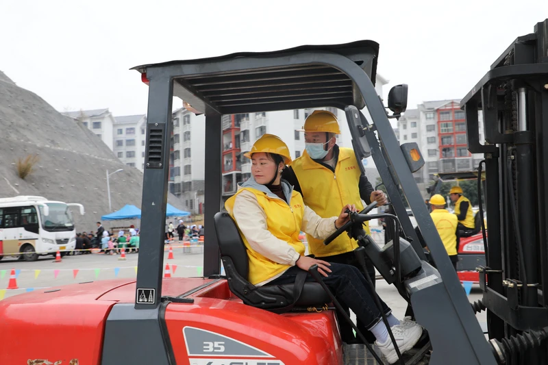 学员蒙元英在认真学习叉车。
