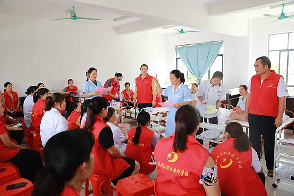 图为学员正在进行养老护理实际操作练习