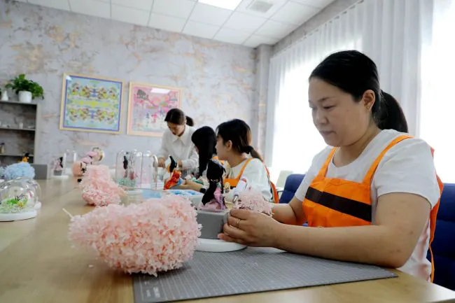 在桥西区沐瑾家政妇女微家，学员正在练习永生花的制作。张文静摄