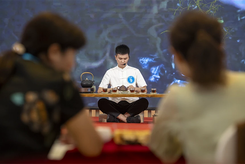 参赛选手正在参加茶艺师实操技能比拼。何华文摄