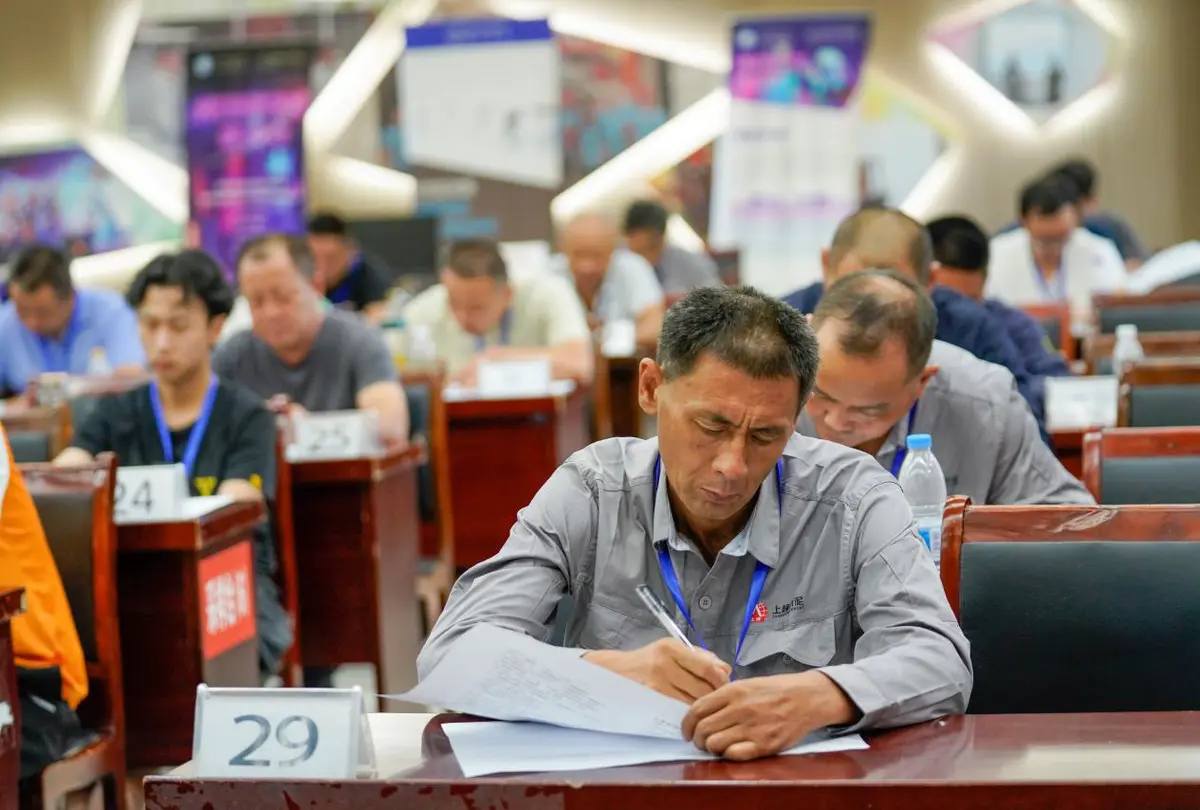 参赛选手进行理论知识答题。陈磊摄