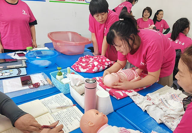 学员们实操模拟练习，提高学习效率。