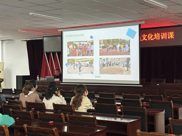 任课教师开展线下文化培训课教学。