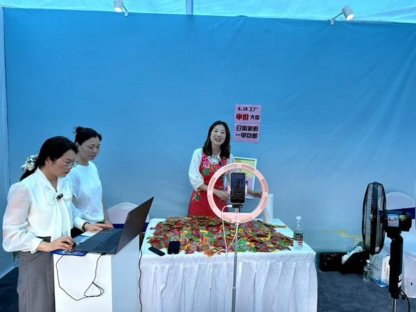 参赛选手进行直播。黄亚辉摄