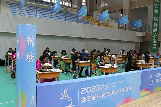 通辽市第三届综合性职业技能竞赛刺绣竞赛现场。包乌兰摄