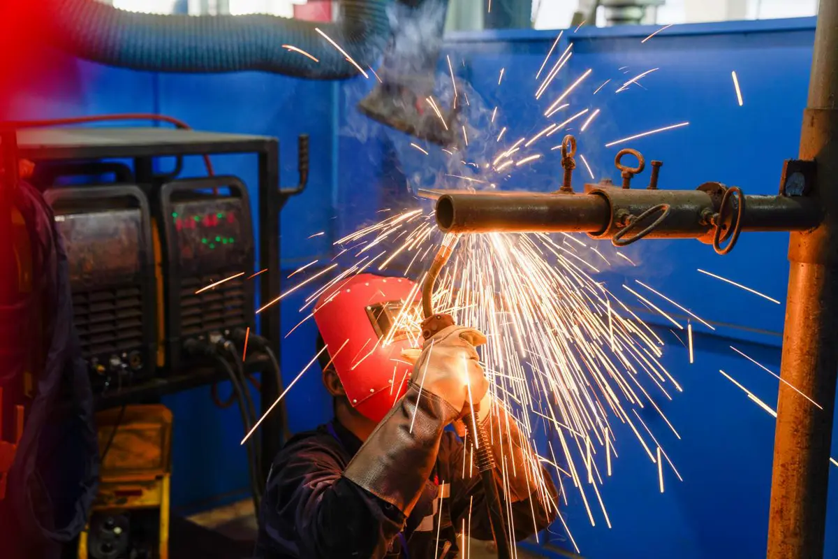 焊工选手在进行实操竞赛。陈磊摄