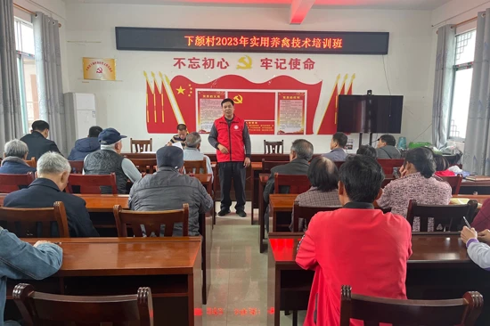 科技特派员严子斌在平朗下颜村委举行一期实用家禽饲养技术培训。