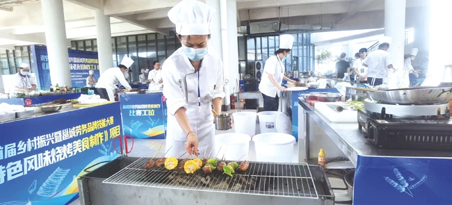 　　 在南宁市首届乡村振兴暨邕城劳务品牌技能大赛烧烤美食制作项目赛场，选手们认真进行比赛。 记者余秋兰摄