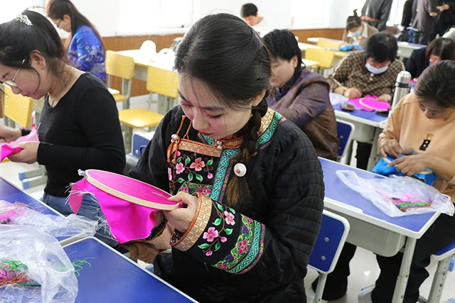 学员正在认真制作刺绣作品-。张艳爽摄