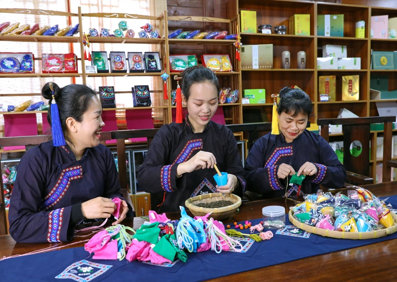 制作茉莉香包。零慧兰摄