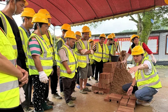 广西建院教师在讲授实操事项。甘思源摄