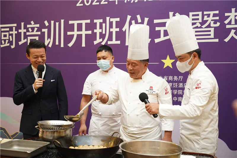 卢永良大师实操授课--湖北肉圆制作。徐蕾摄