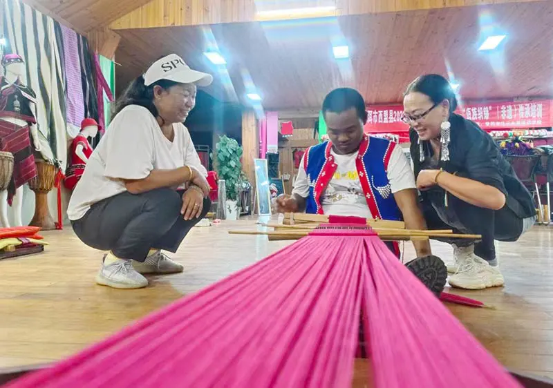 开展佤族织锦新技能培训-赋能残疾人创业增收。周艳摄