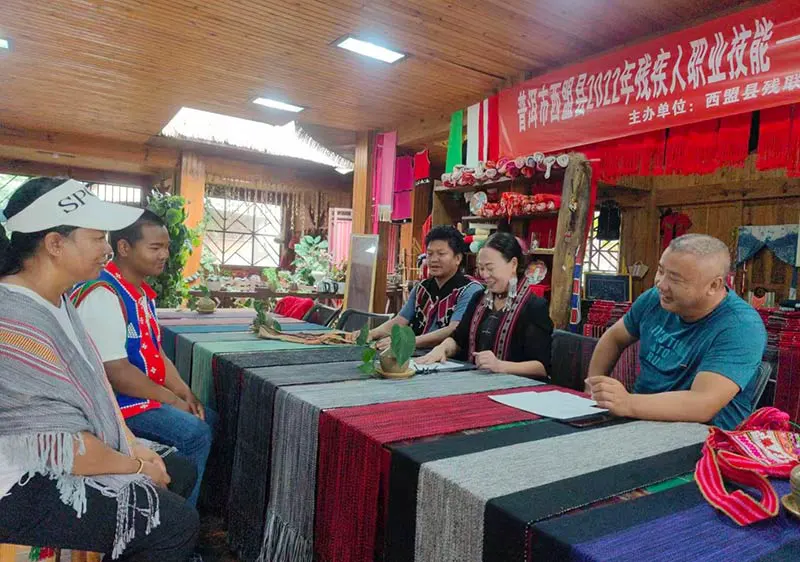 开展佤族织锦新技能培训-赋能残疾人创业增收。周艳摄1