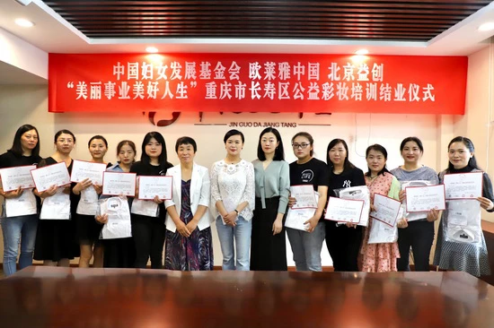 为优秀学员颁发证书。通讯员 黎琪 摄 2为优秀学员颁发证书。通讯员 黎琪 摄